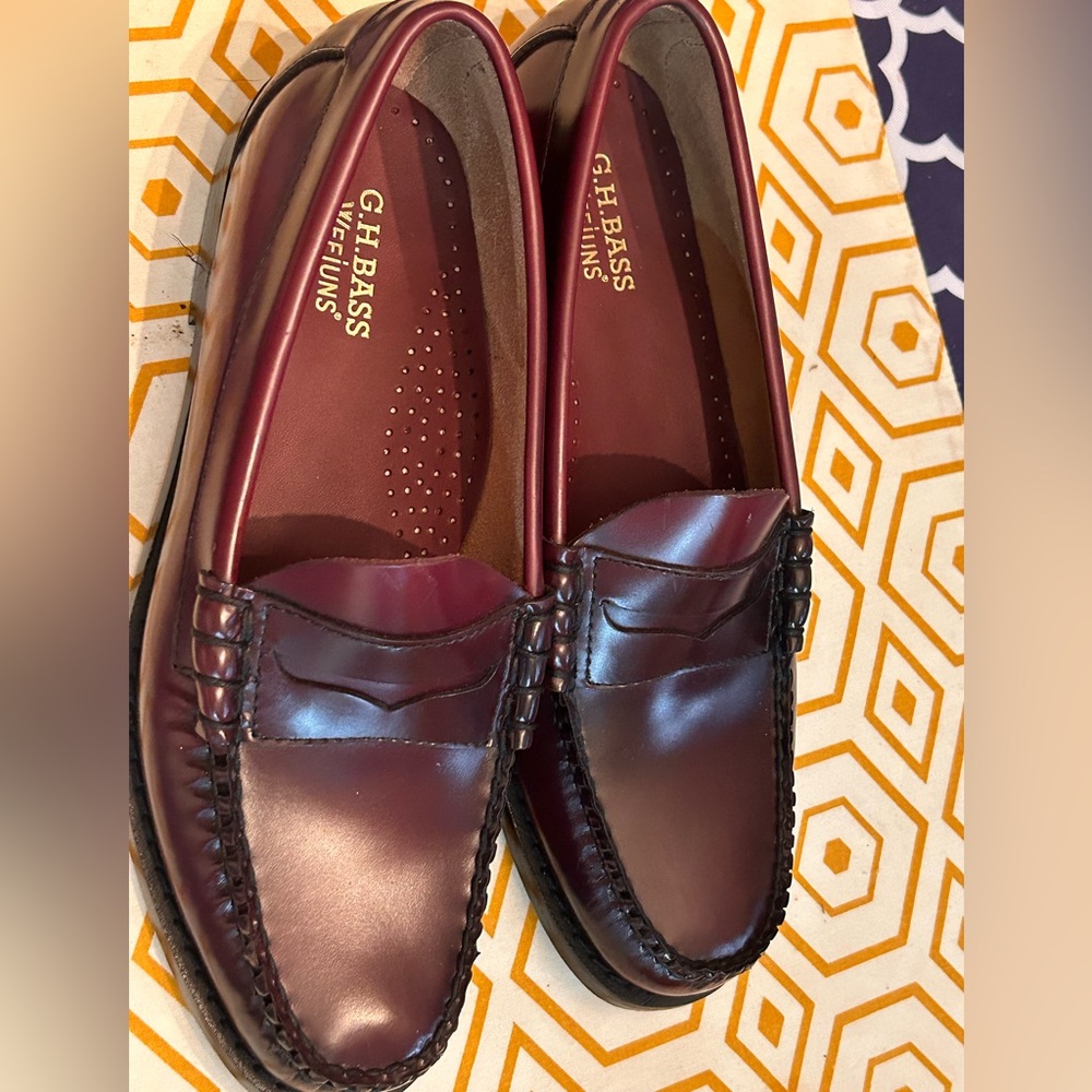 New original Weejuns loafers. Classic reddish. Leather. Size 7 1/2 Mens.